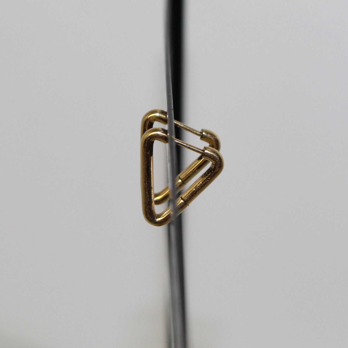 DRIEHOEK OORBELLEN GOUD